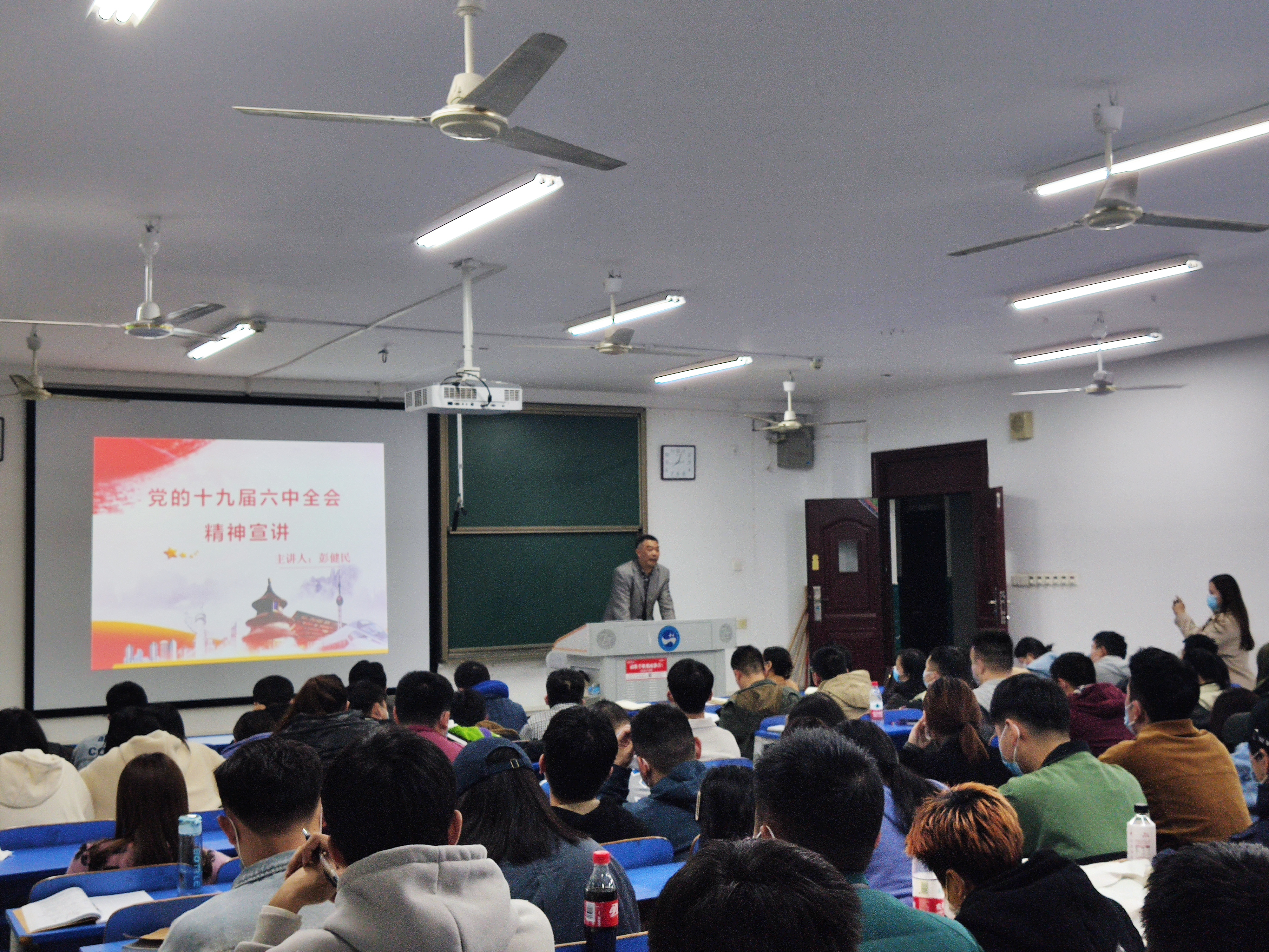 图一 研究生教育教学部书记彭健民讲话