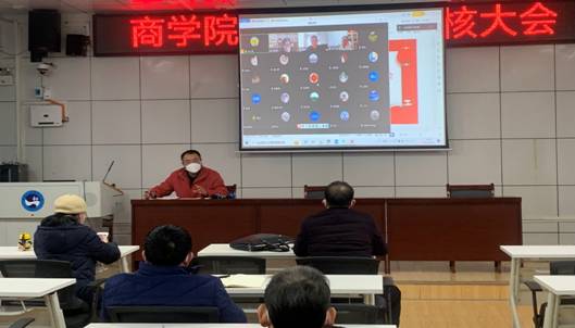 一群人在餐厅里中度可信度描述已自动生成